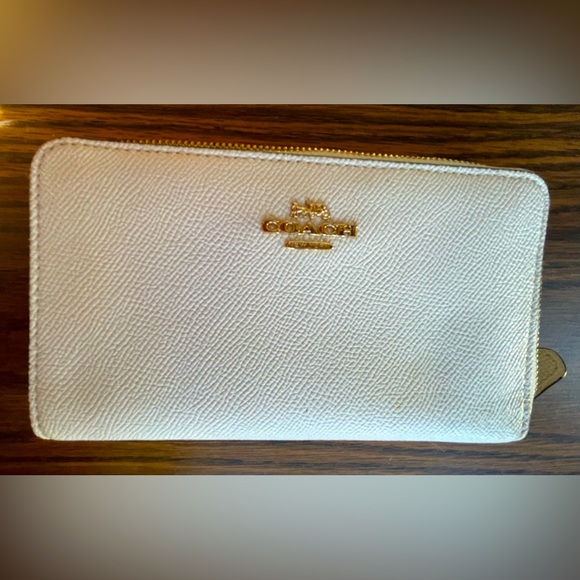 Coach white zip wallet with gold trim - Picture 2 of 8